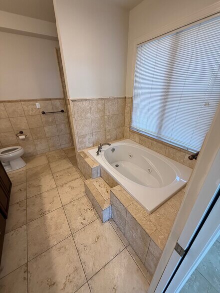 Building Photo - 943 Williams St