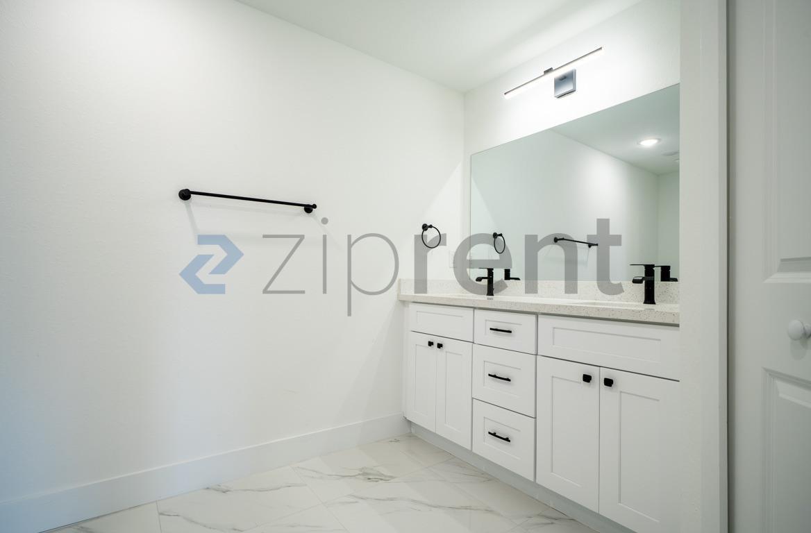 Building Photo - 4117 NE 16th Ave