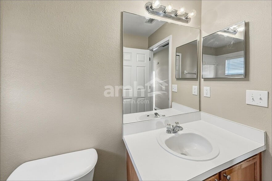 Building Photo - 11808 Lynmoor Dr