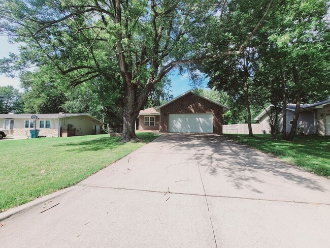 Building Photo - South East Springfield - Southern Hills Ho...