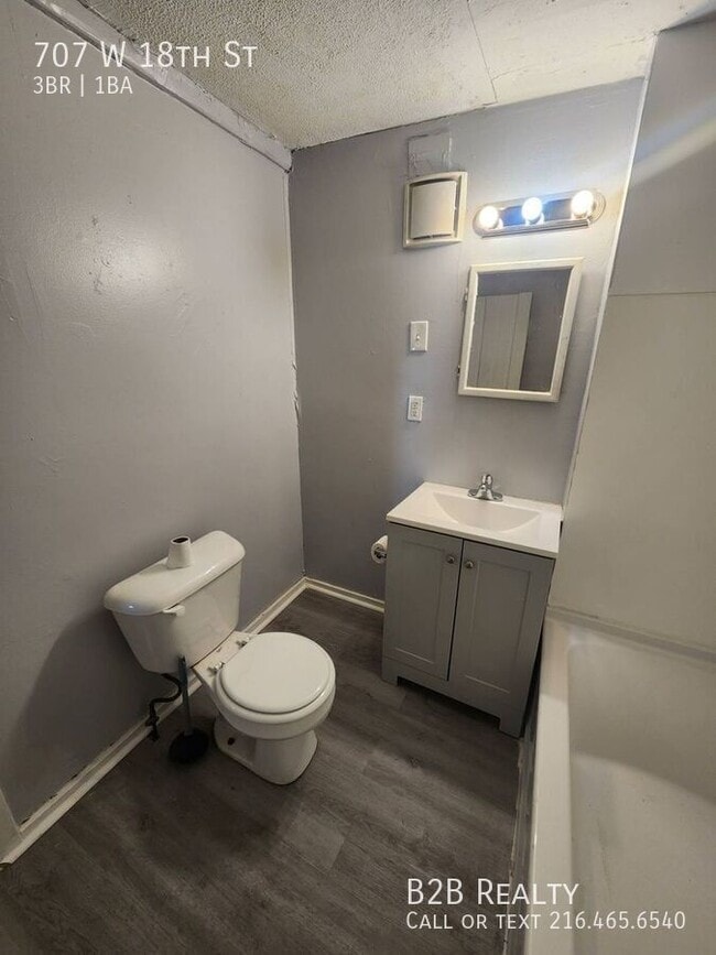 Building Photo - 707 W 18th St