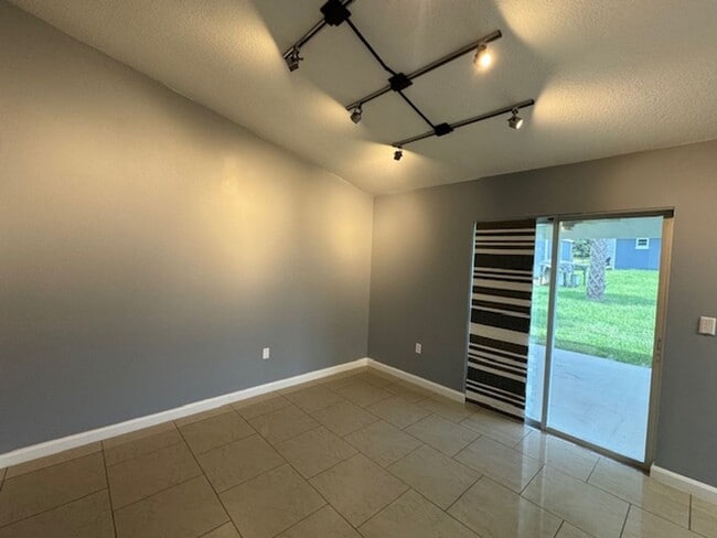Building Photo - Beautifully Renovated Home In the Shores  3/2/2 **WON"T LAST**