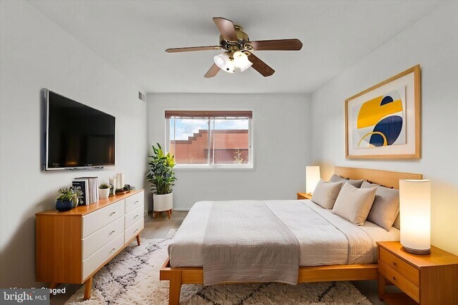 Building Photo - 214 Locust St SE