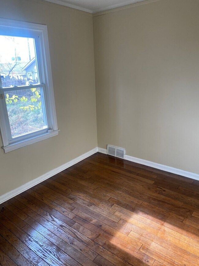 Building Photo - 3 bedroom 2 bath bungalow with finished basement