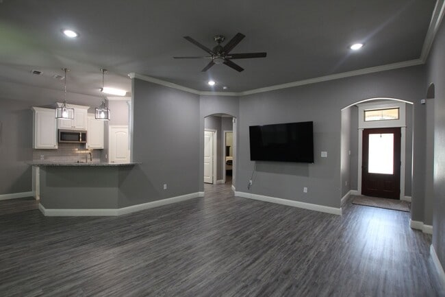 Building Photo - Coming Soon! Stunning 3 Bed 2 Bath Home on...