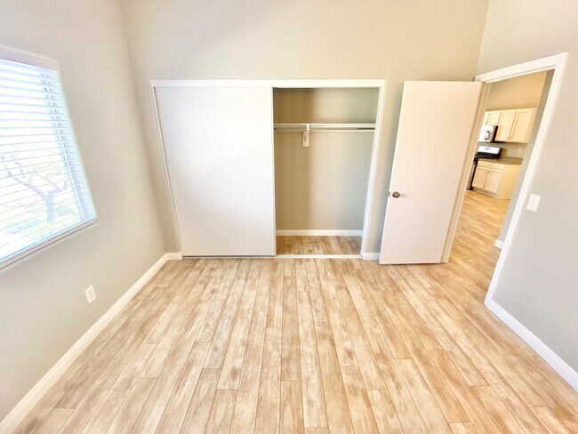 Building Photo - Spacious 2-bedroom corner unit with vaulted ceilings and open floorplan near Summerlin