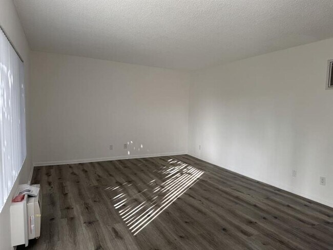 Building Photo - 10520 Balboa Blvd