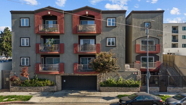 Building Photo - Amazing 2 Bed Condo in Noho!