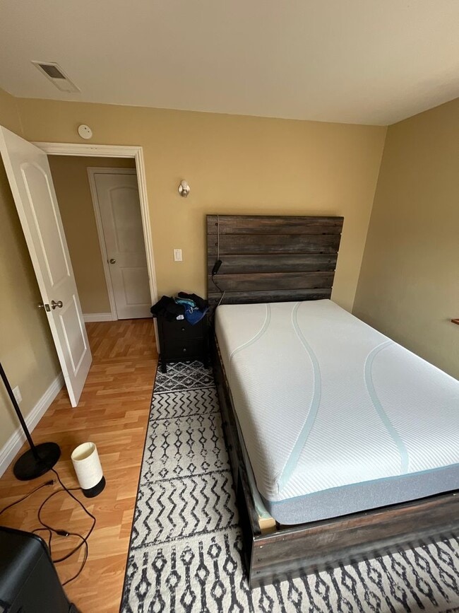 Building Photo - Newly Updated 3 Bedroom House in Seaside -...