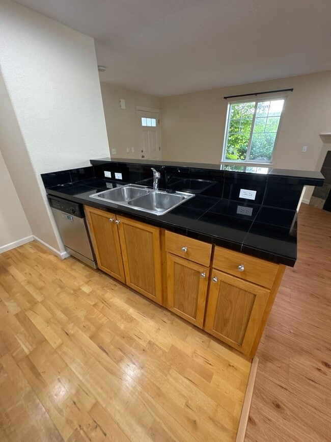 Building Photo - Beautiful 1 Bedroom 1 Bath Condo Located i...