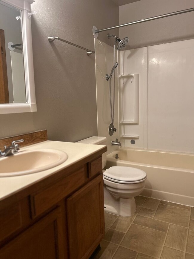 Building Photo - Century 21 Gold Rush - 2 bed, 1.5 bath (Fa...