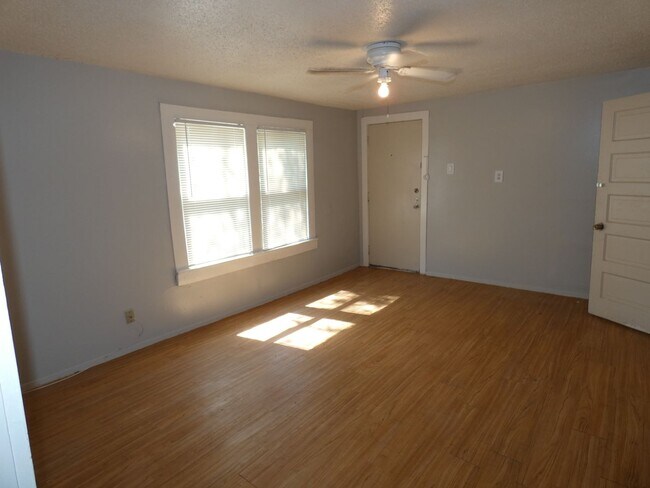 Building Photo - 3 bedroom, 2 bath