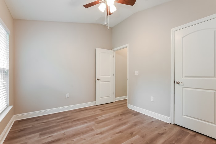 Building Photo - 706 Chelsea Ave