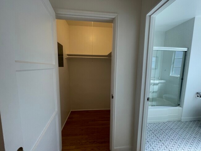 Building Photo - 11672 Oxnard St