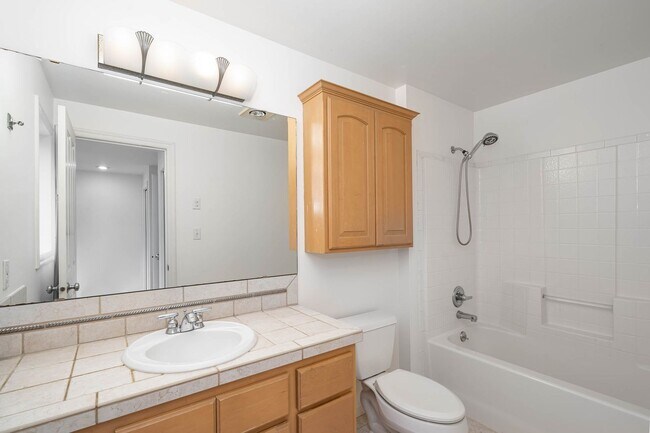 Building Photo - 2Bd/2Ba Seattle Townhouse