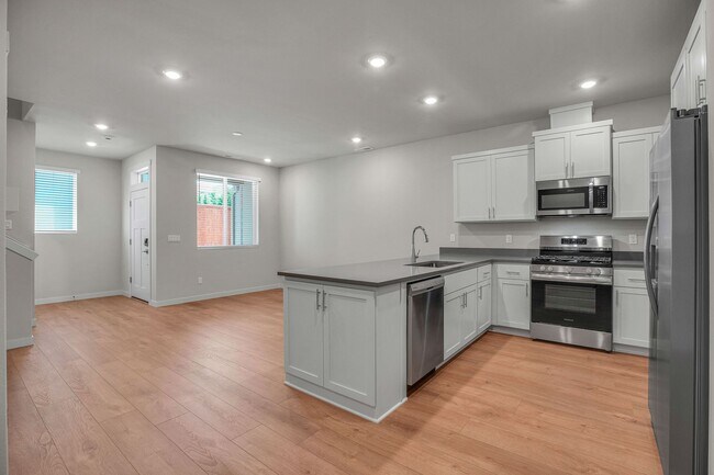 Building Photo - MODERN TIGARD TOWNHOME | ATTACHED 2-CAR GARAGE | FIREPLACE | PRIME LOCATION