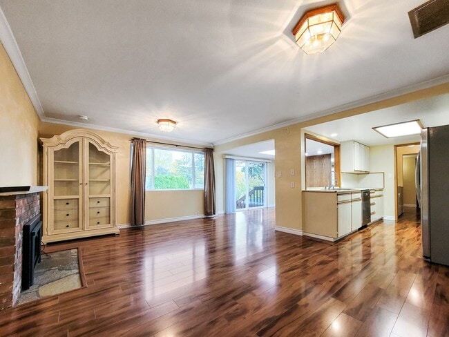 Building Photo - Charming Rambler with Abundant Natural Lig...