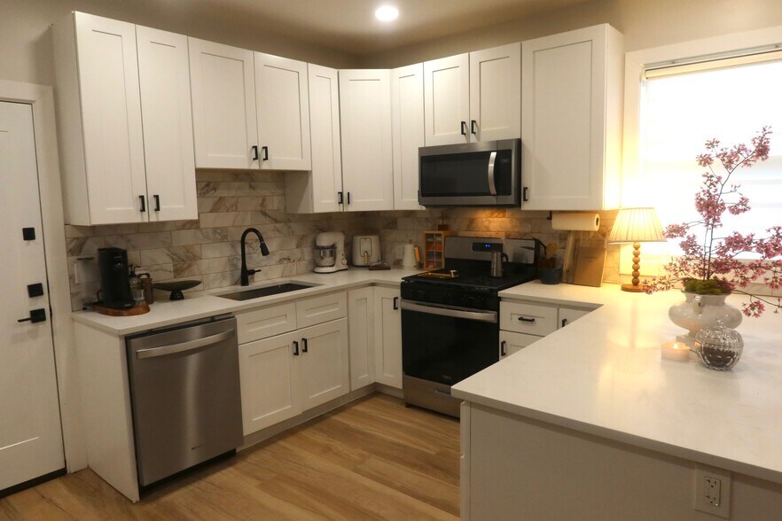 Building Photo - 116 Van Riper Ave