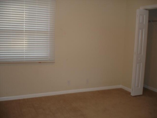 Building Photo - Location + Amenities + Covered Parking