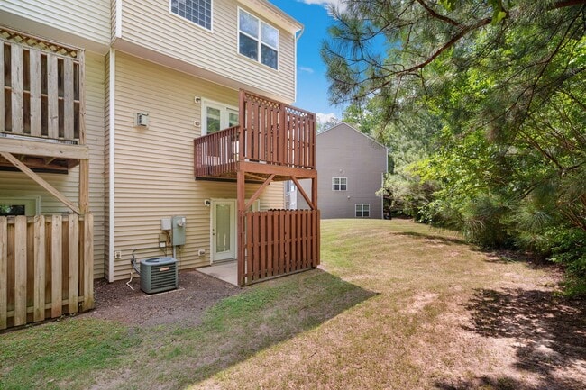 Building Photo - Stunning 3 Story Townhome in South Durham!