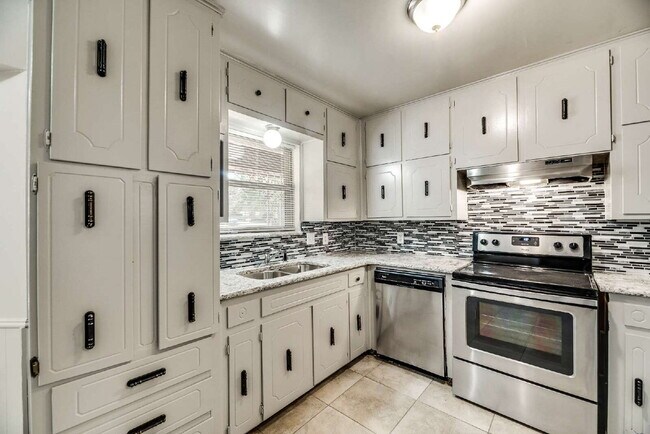 Building Photo - Great 3-2-2 in North Richland Hills surrounded by mature trees