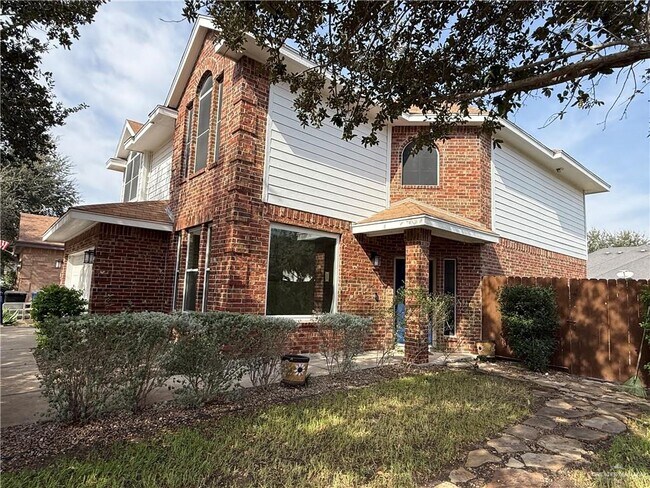 Building Photo - 27 Fern Ave W