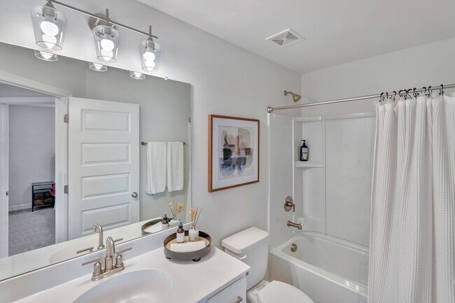 Building Photo - Hendersonville Townhome