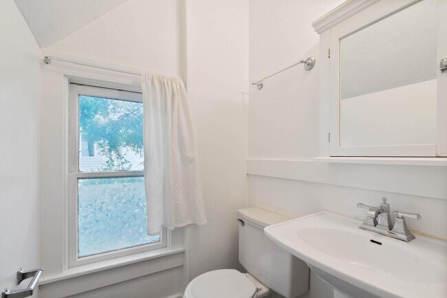 Building Photo - Spacious, light-filled 3-bdrm/2-bath vinta...