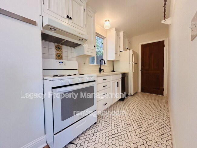 Building Photo - 653 Alhambra St