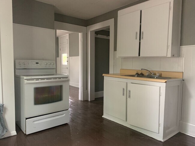 Building Photo - 2 bed/2 bath, 720 sqft home! 413 W Nichols...