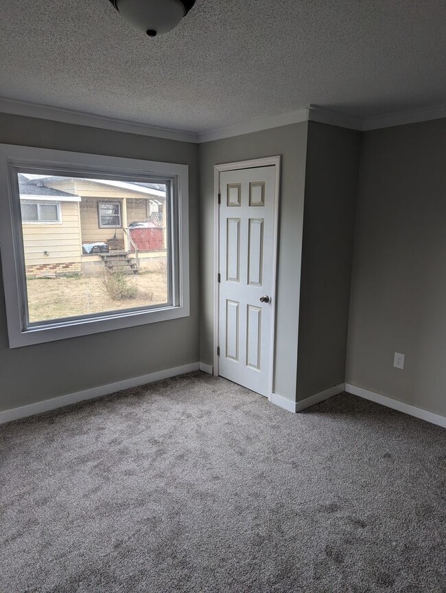 Building Photo - Freshly renovated 4 bedroom 2 bath home in...