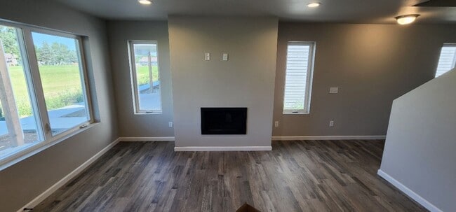 Building Photo - Modern 3 bed 2.5 bath twinhome in South Bismarck