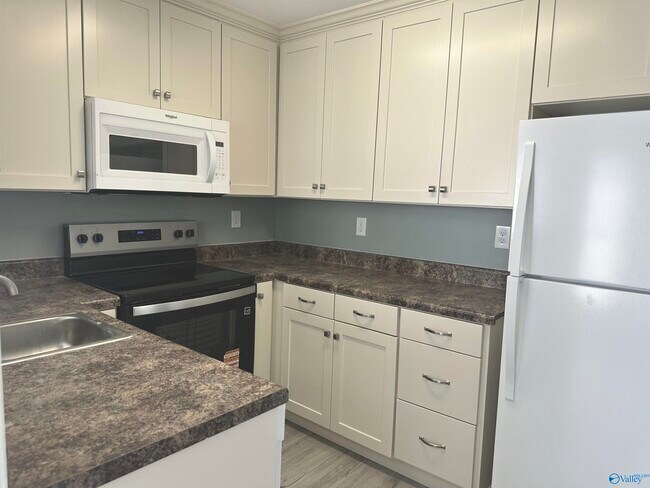 Building Photo - 3111 Hale Dr SW