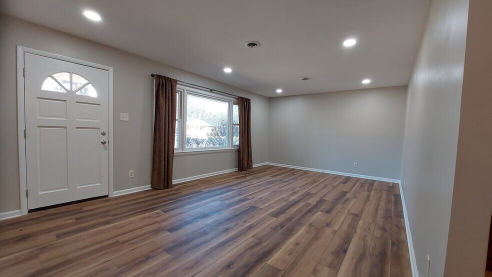 Main living room - 611 Ambrose Dr