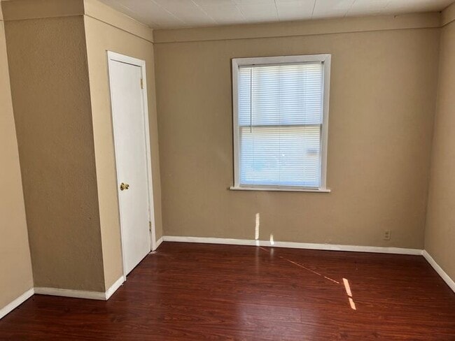 Building Photo - 3 Bedroom, 1 Bath Single Family Home - Section 8 Accepted