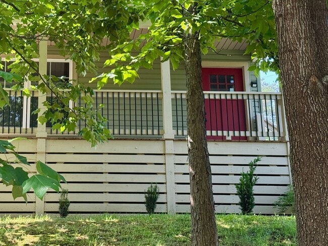 Building Photo - Oakley - Modern Three Bedroom
