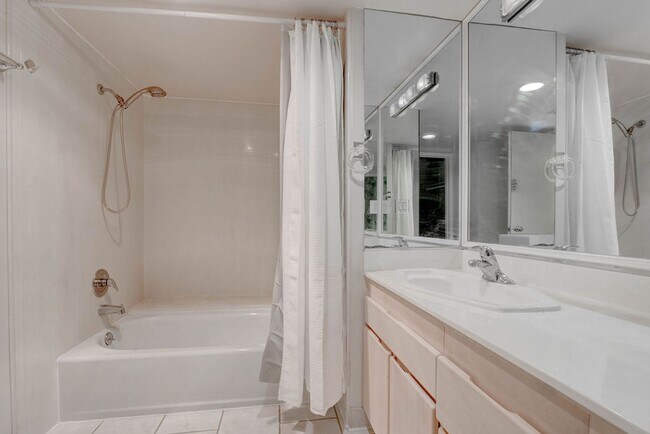 Building Photo - 3111 Bel Air Dr