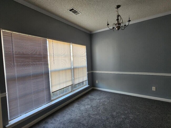 Building Photo - 221 Shenandoah Dr