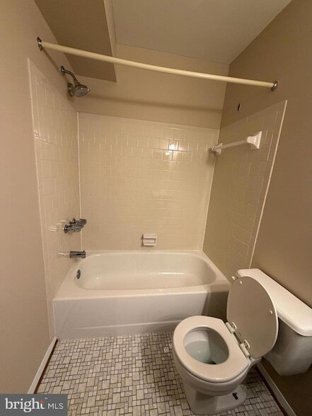 Building Photo - 1 Summit Hill Ct