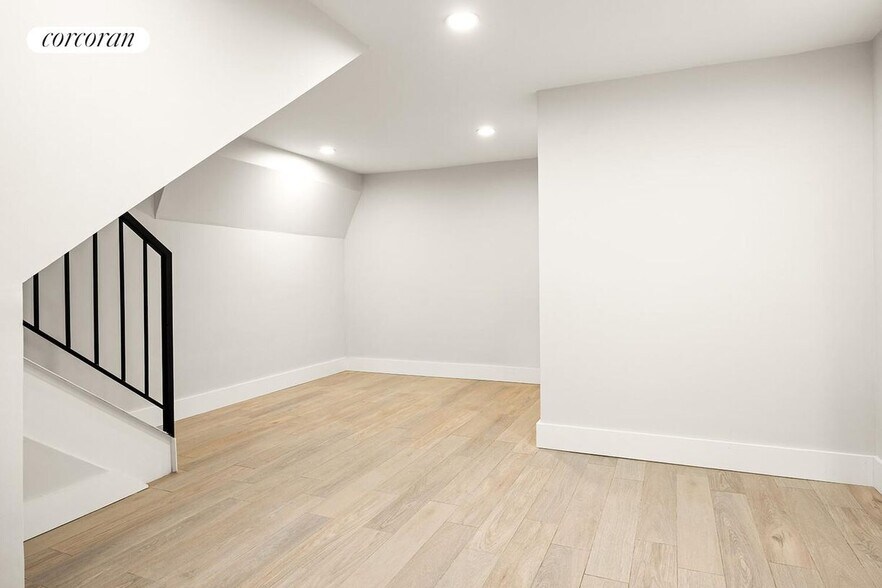 Building Photo - 573 Gates Ave