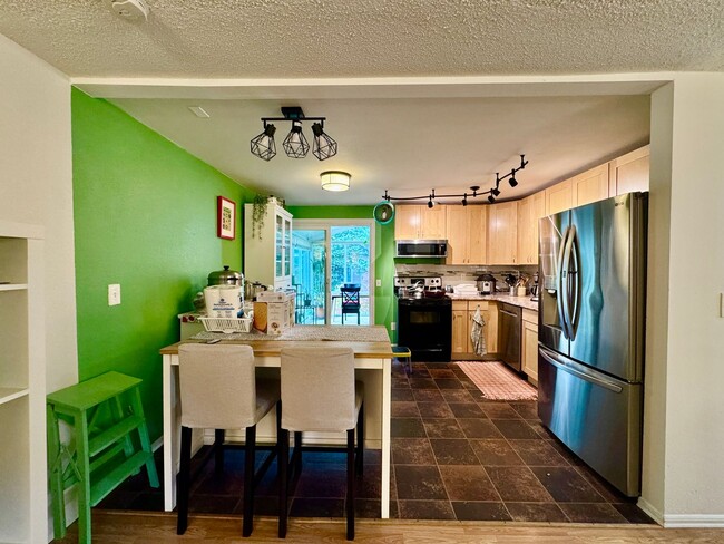 Building Photo - ***MOVE IN SPECIAL!!!*** Fully Furnished 4-bedroom, 2-bath home with Beautiful Backyard in Renton