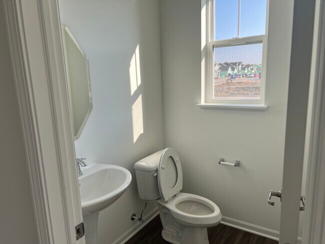 Building Photo - 146 Henderson St