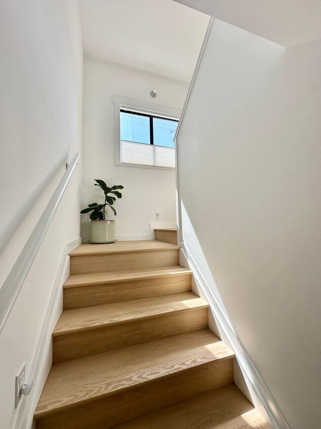 Building Photo - Stunning Sun Valley Home