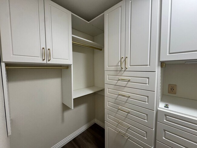 Building Photo - Fully updated 3 bed/2.5 bath home