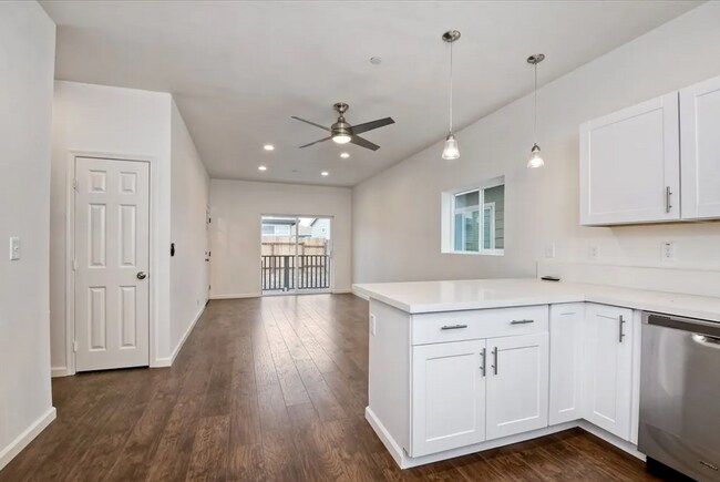 Building Photo - Fully Furnished Modern 3-Bed, 2-Bath Near ...