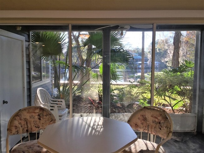 Building Photo - Fully Furnished, Turnkey 1BR/1BA Riverfron...