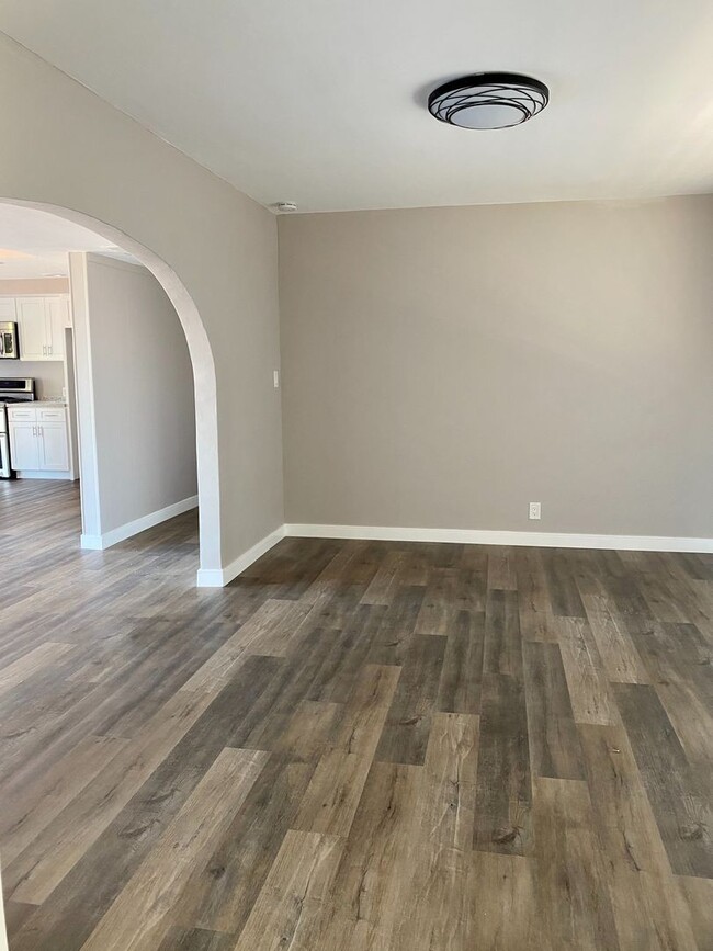 Building Photo - INCREDIBLE 5 BEDROOM 4 BATH HOUSE