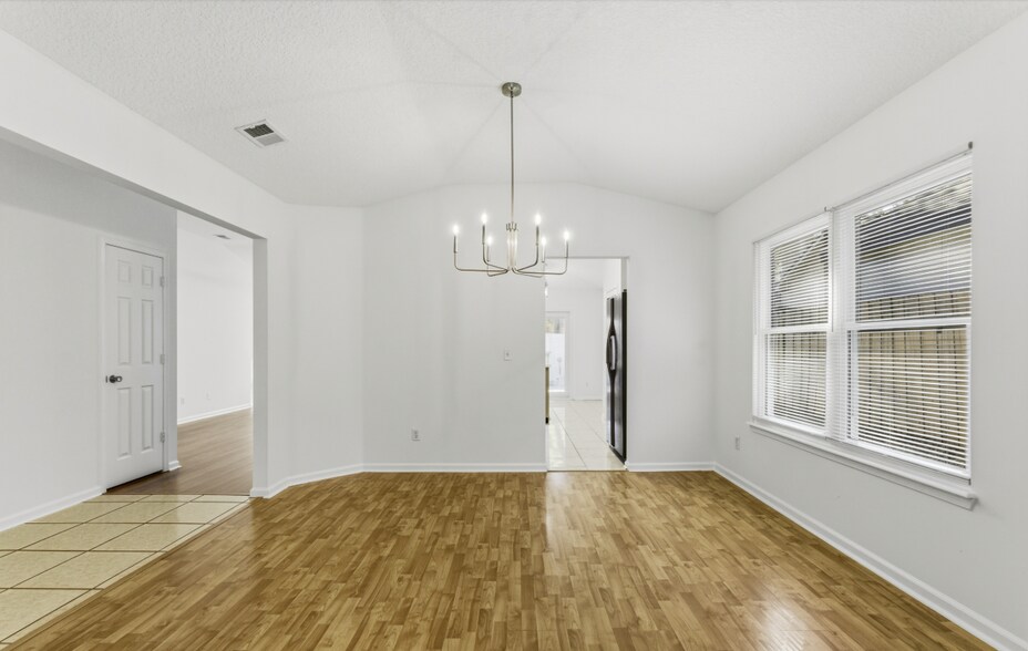 Building Photo - 8510 Majestic Oaks Dr S