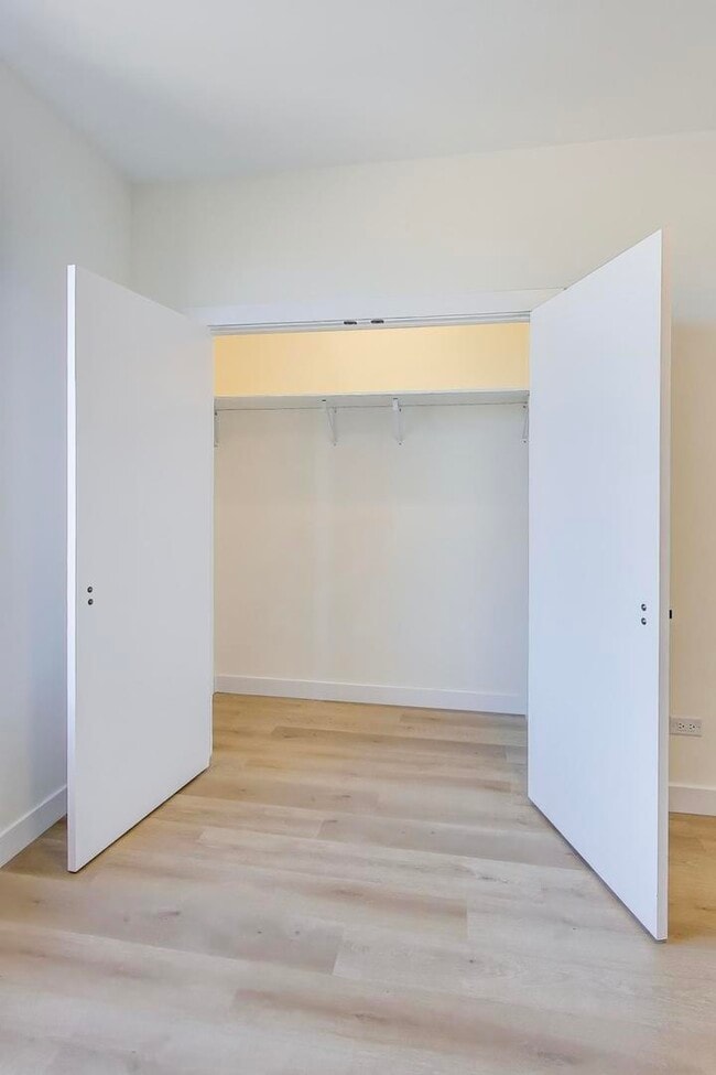 Building Photo - 1950 W Lawrence Ave