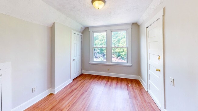 Building Photo - 71 Lilac St